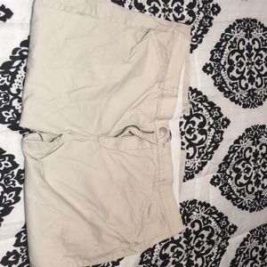 Women’s Bandolino khaki capris.